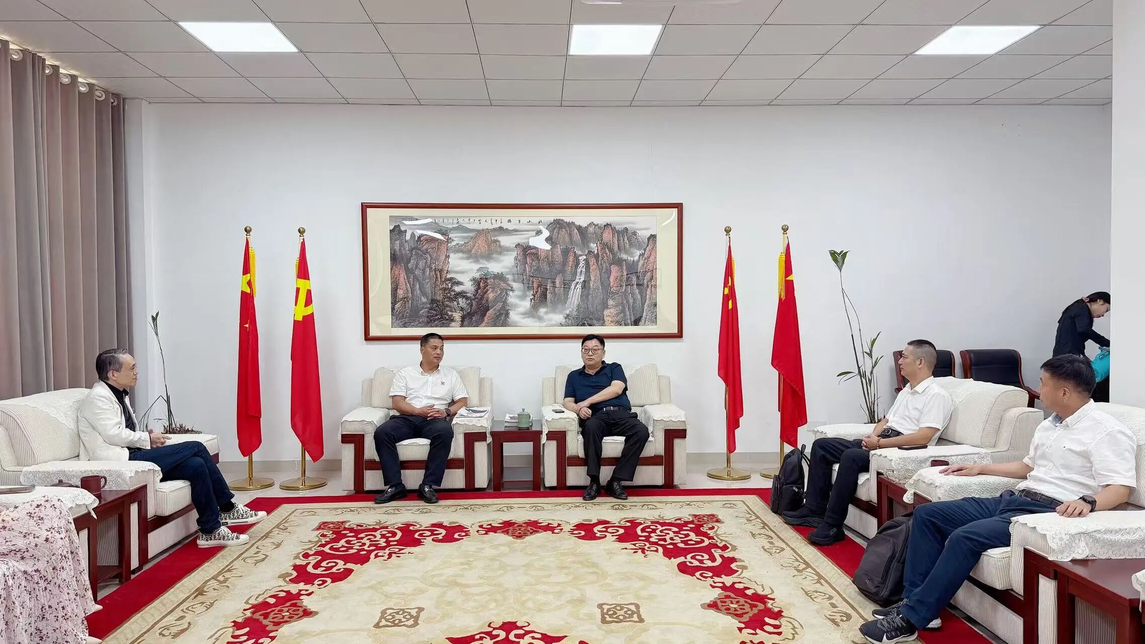 桐鄉(xiāng)市副市長俞國斌來訪南京市嘉興商會共話發(fā)展新機遇